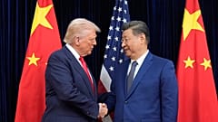 ABD Başkanı Donald Trump (sağda) ve Çin Devlet Başkanı Xi Jinping, Güney Kore'nin Busan kentindeki Gimhae Uluslararası Havalimanı'nda gerçekleştirdikleri görüşme öncesinde, 30 Ekim 2025. 