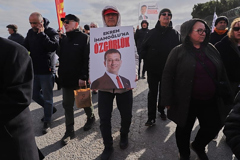 مؤيدو عمدة إسطنبول المسجون أكرم إمام أوغلو يتجمعون خارج سجن سيليفري غربي المدينة أثناء محاكمته بتهمة الفساد، 9 مارس 2026