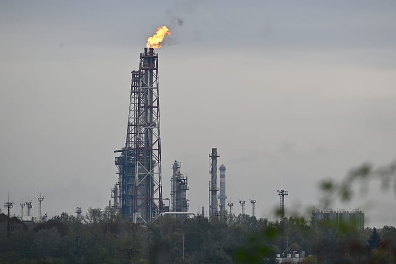 A százhalombattai olajfinomító egy tavaly októberi tűzeset miatt jelenleg is 60%-on működik.