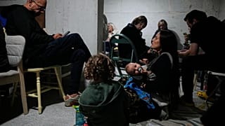 الناس يحتمون بينما تحذر صفارات الإنذار للغارات الجوية من الصواريخ الإيرانية القادمة في تل أبيب، إسرائيل، الجمعة 6 مارس 2026. 