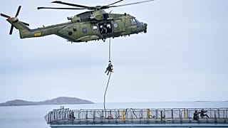 صورة أرشيفية- شاركت القوات العسكرية الدنماركية في مناورة عسكرية مع مئات الجنود من عدة دول أوروبية أعضاء في حلف شمال الأطلسي (الناتو) في المحيط المتجمد الشمالي في نوك، غرينلاند