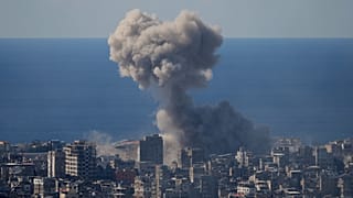 صورة تعبيرية_ تصاعد الدخان من غارة جوية إسرائيلية في الضاحية الجنوبية لبيروت