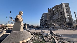 Προτομή του εκλιπόντος Ιρανού στρατηγού Κασέμ Σολεϊμανί μπροστά από κατεστραμμένο κτίριο στη Βηρυτό