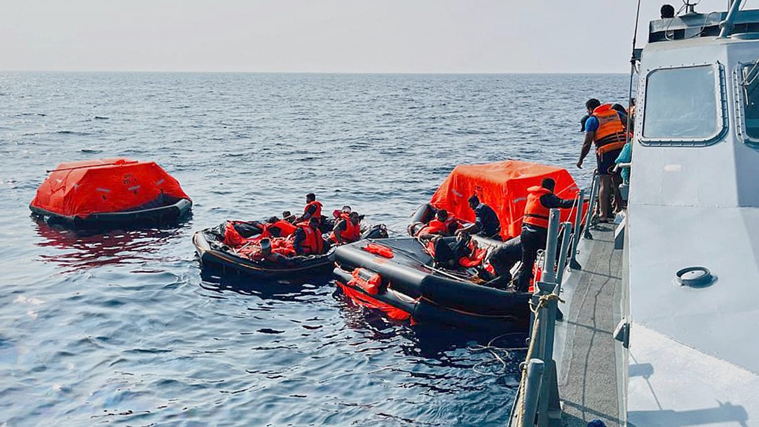 نجات دریانوردان ایرانی ناو دنا در سواحل سری‌لانکا