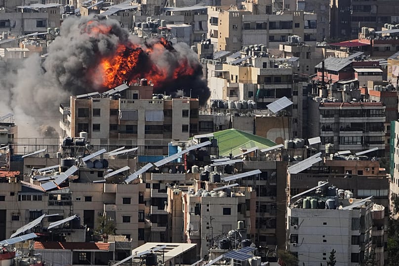 تتصاعد ألسنة اللهب جراء غارة جوية إسرائيلية في الضاحية الجنوبية لبيروت، يوم الاثنين 9 مارس 2026.