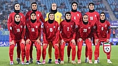 Le giocatrici iraniane posano per una foto di squadra prima della partita di Coppa d'Asia femminile tra Iran e Filippine a Robina, 8 marzo 2026.