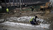 Trabalhador da construção alinha calçadas no chão, em Lisboa, na sexta-feira, 23 de Janeiro de 2015.