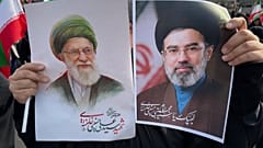    امرأة تحمل ملصقات مجتبى خامنئي، خليفة والده الراحل علي خامنئي، كزعيم أعلى، خلال تجمع جماهيري لدعمه في طهران، إيران، الاثنين 9 مارس 2026