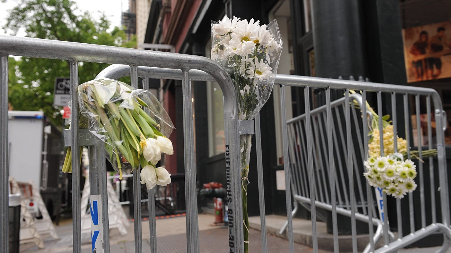 ARCHIVO: Flores depositadas anónimamente cubren las barricadas policiales en el sótano de Prince Street, el 23 de abril de 2012 en Nueva York.