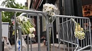 ARCHIVO: Flores depositadas anónimamente cubren las barricadas policiales en el sótano de Prince Street, el 23 de abril de 2012 en Nueva York.