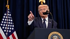 Präsident Donald Trump spricht auf einer Pressekonferenz, Montag, 9. März 2026, im Trump National Doral Miami in Doral, Florida