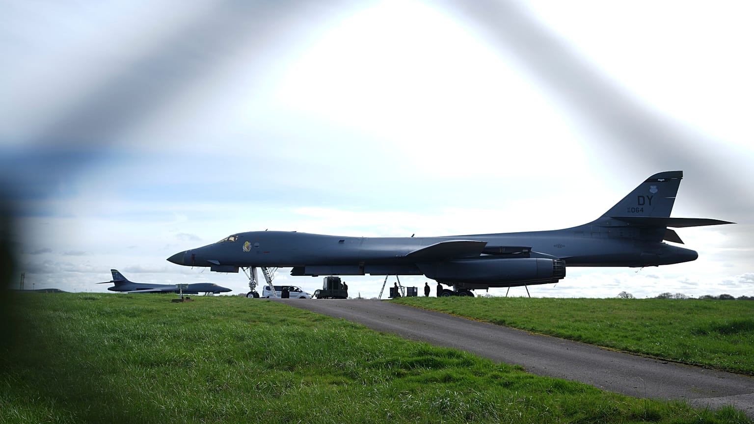 Un B1 Lancer, uno dei bombardieri impiegati dagli Usa contro l'Iran, parcheggiato nella base di Faiford, nel Regno Unito