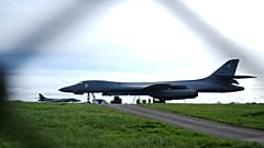 Un B1 Lancer, uno dei bombardieri impiegati dagli Usa contro l'Iran, parcheggiato nella base di Faiford, nel Regno Unito