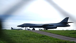 Un B1 Lancer, uno dei bombardieri impiegati dagli Usa contro l'Iran, parcheggiato nella base di Faiford, nel Regno Unito