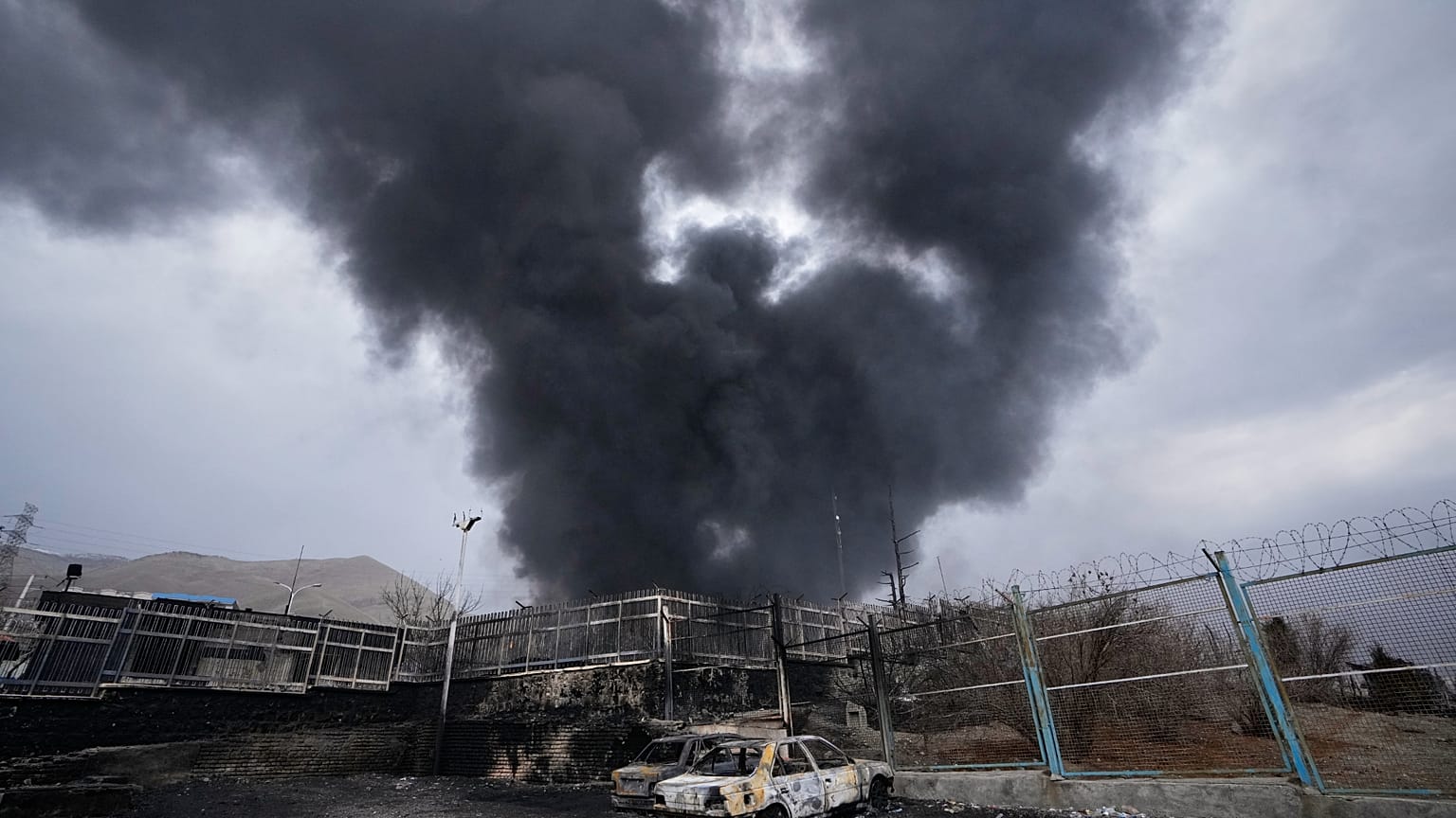 İran'ın Tahran kentinde ABD-İsrail ortak saldırısı sonucu hedef alınan bir petrol depolama tesisinden yükselen yoğun duman bulutu, 8 Mart 2026.