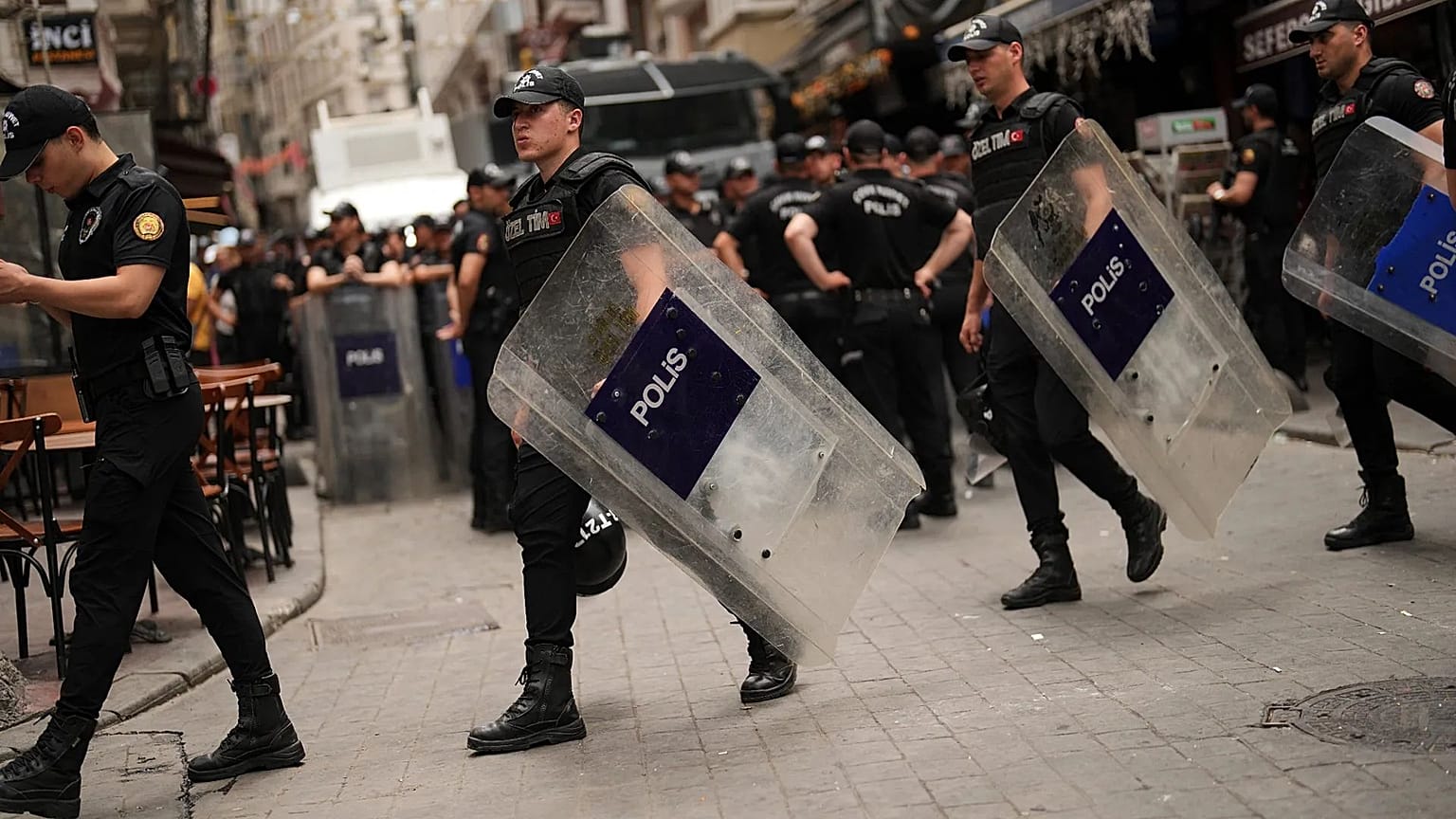 ARŞİV: Polis memurları, İstanbul'da Hz. Muhammed'i tasvir ettiği iddia edilen bir karikatür yayınlayan LeMan dergisine karşı protestolar için önlem alıyor. 1 Temmuz 2025.