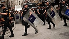 ARŞİV: Polis memurları, İstanbul'da Hz. Muhammed'i tasvir ettiği iddia edilen bir karikatür yayınlayan LeMan dergisine karşı protestolar için önlem alıyor. 1 Temmuz 2025.