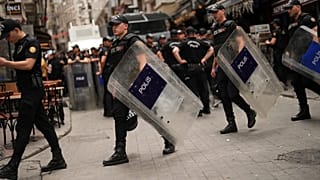 ARŞİV: Polis memurları, İstanbul'da Hz. Muhammed'i tasvir ettiği iddia edilen bir karikatür yayınlayan LeMan dergisine karşı protestolar için önlem alıyor. 1 Temmuz 2025.