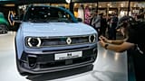 Um homem tira uma fotografia de um Renault R4 E-TECH no Salão Automóvel de Paris, em Paris, na segunda-feira, 14 de outubro de 2024.