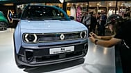 Un homme prend une photo d'une Renault R4 E-TECH au Mondial de l'Automobile de Paris, à Paris, le lundi 14 octobre 2024.