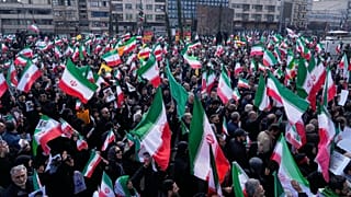 مسيرات في طهران تأييدًا للمرشد الأعلى الجديد