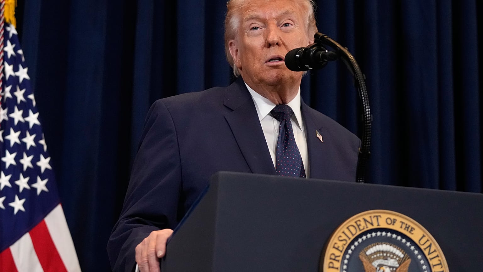 الرئيس دونالد ترامب يتحدث في مؤتمر صحفي يوم الاثنين 9 مارس 2026 في ترامب ناشيونال دورال ميامي في دورال بولاية فلوريدا.