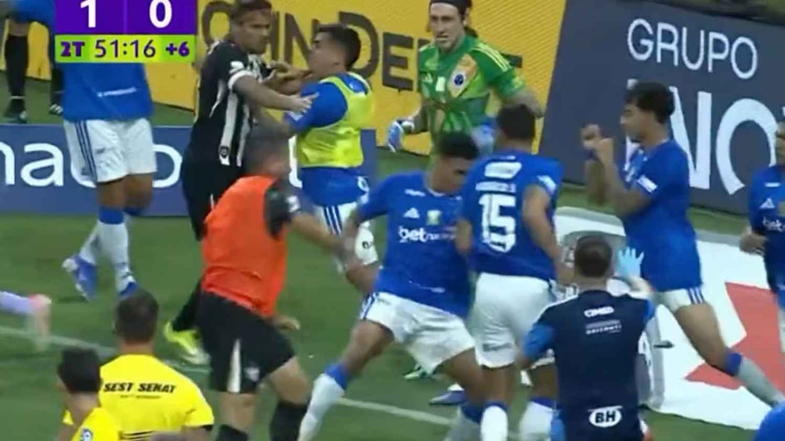 Futbolcuların kavga anı