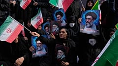 يلوح أشخاص بالأعلام الإيرانية ويحملون ملصقات للمرشد الأعلى الراحل آية الله علي خامنئي تظهره في مراحل عمرية مختلفة، خلال تجمع لدعم ابنه آية الله مجتبى خامنئي الذي خلف والده 