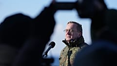 Deutsch, gekürzt:  Verteidigungsminister Boris Pistorius spricht bei einer Pressekonferenz während einer NATO-Übung am Wessek-Strand in Putlos, 18. Februar 2025