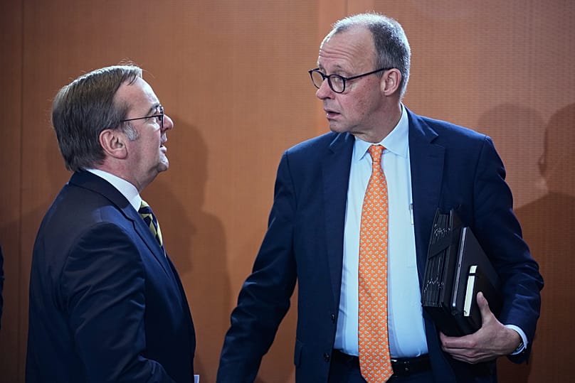 Kanzler Friedrich Merz (CDU) mit seinem Verteidigungsminister Boris Pistorius (SPD, l.)