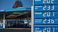Preços dos combustíveis exibidos num posto de combustível em Frankfurt, Alemanha, quinta-feira, 5 de março de 2026