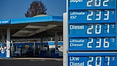 An einer Tankstelle in Frankfurt am Main werden am Donnerstag, dem fünften März 2026, die Spritpreise angezeigt.
