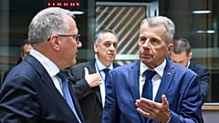 Der estnische Finanzminister Jürgen Ligi (rechts) während einer Sitzung der Eurogruppe.