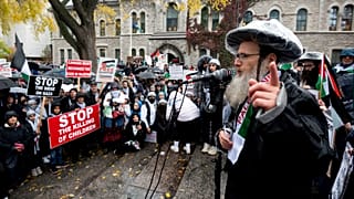 يتحدث الحاخام دوفيد فيلدمان خلال احتجاج مؤيد للفلسطينيين في أوتاوا، أونتاريو، الأحد، 22 أكتوبر 2023.