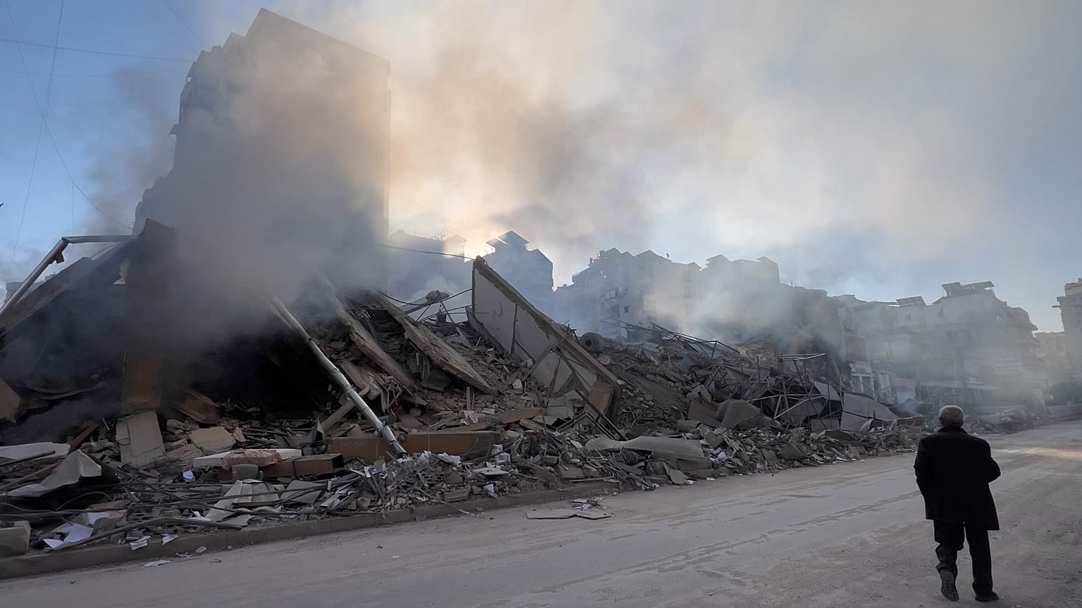 Bâtiment détruit d'une antenne d'Al-Qard Al-Hassan, institution financière non bancaire du Hezbollah, visée par un raid israélien à Beyrouth, le 10 mars 2026