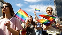 DATEI - Menschen nehmen am 25. Juni 2022 am Marsch "Warschau und Kiewer Stolz" für Freiheit in Warschau, Polen, teil.