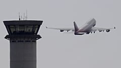 Ein Flugzeug startet am Samstag, dem 7. Oktober 2017, vom Flughafen Larnaka