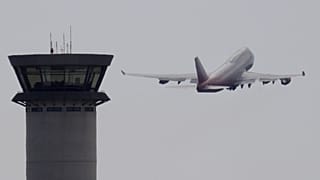Ein Flugzeug startet am Samstag, dem 7. Oktober 2017, vom Flughafen Larnaka
