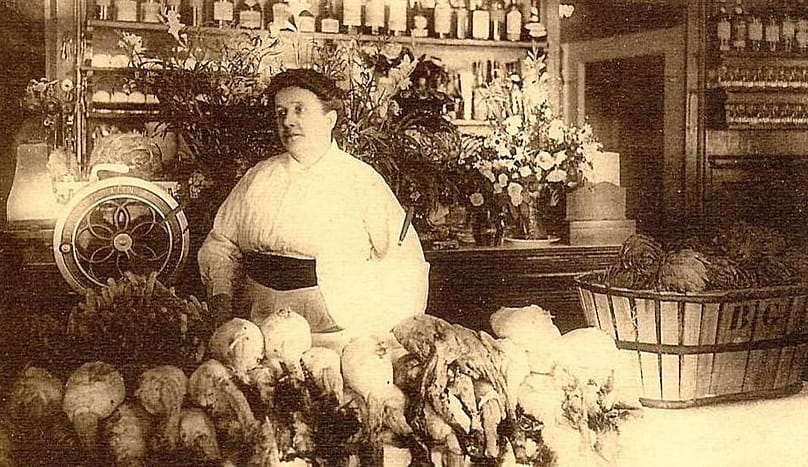 Françoise Fayolle, 19. yüzyılın sonunda Lyon’daki 73 rue Duquesne adresindeki restoranında “yarı yas” tavuğunu hazırlarken.