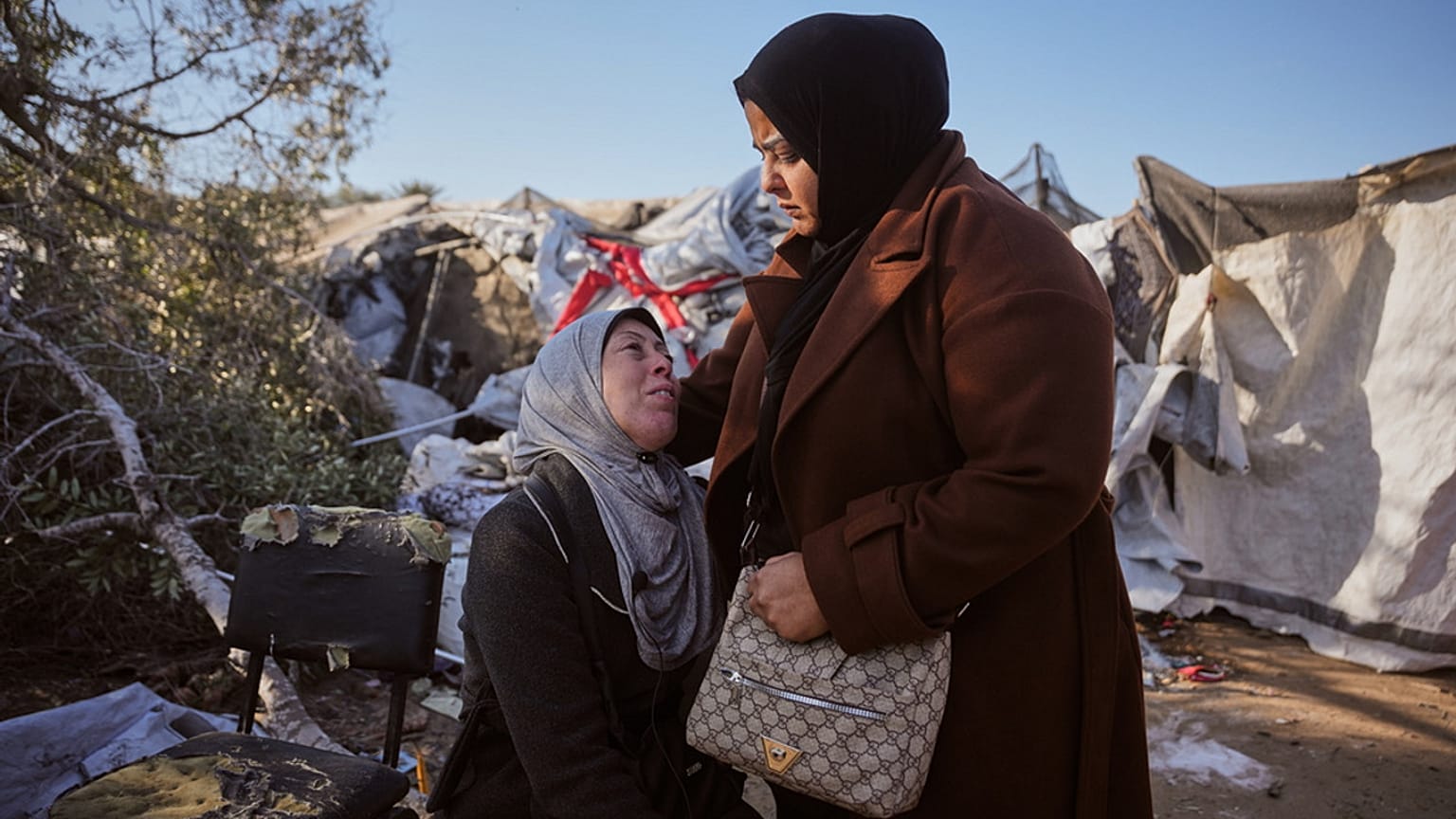 فلسطينيون يتفقدون خيمتهم بعد تضررها جراء غارة إسرائيلية في مخيم النصيرات وسط قطاع غزة، في 9 مارس 2026.