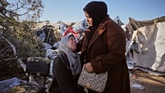 فلسطينيون يتفقدون خيمتهم بعد تضررها جراء غارة إسرائيلية في مخيم النصيرات وسط قطاع غزة، في 9 مارس 2026.