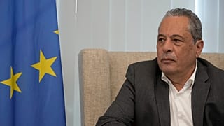 Minister obrony Vasilis Palmas podczas wywiadu dla Associated Press w swoim biurze w Ministerstwie Obrony w podzielonej stolicy Nikozji na Cyprze, wtorek, 10 grudnia 2024 r. (