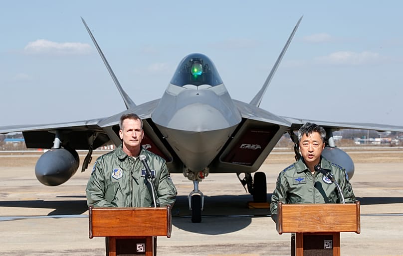 F-22 Raptor lopakodó vadászgép prezentációja az Osan légibázison, Dél-Korea, 2021