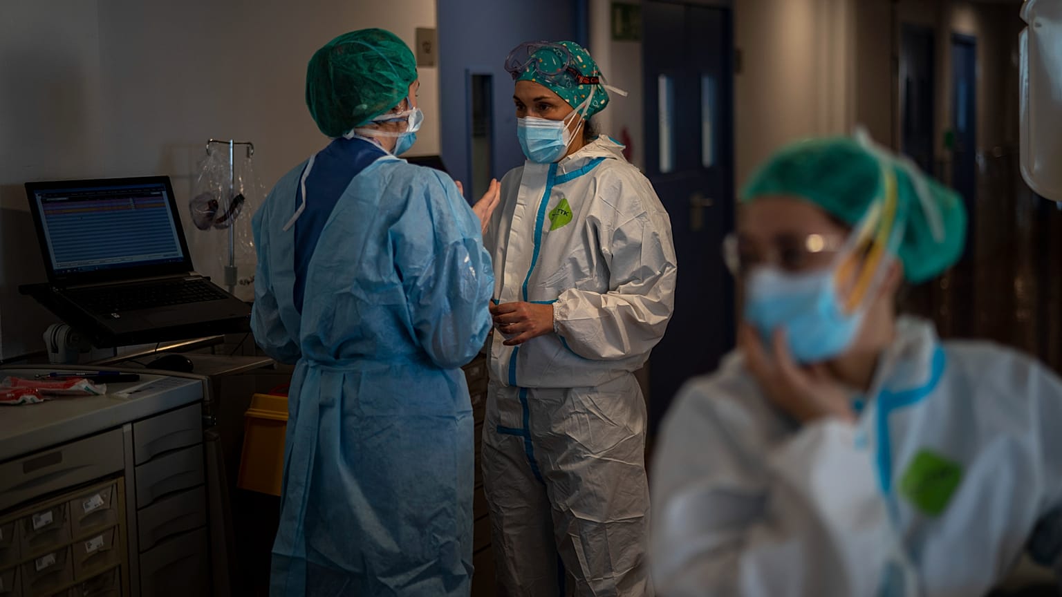 ARCHIVO: La enfermera Marta Fernández habla con otras enfermeras en la sala de COVID-19 del hospital del Mar en Barcelona, ​​España, el 18 de noviembre de 2020.