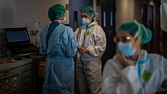 DATEI: Krankenschwester Marta Fernandez spricht mit anderen Krankenschwestern im COVID-19-Raum im Hospital del Mar in Barcelona, Spanien, 18. November 2020.