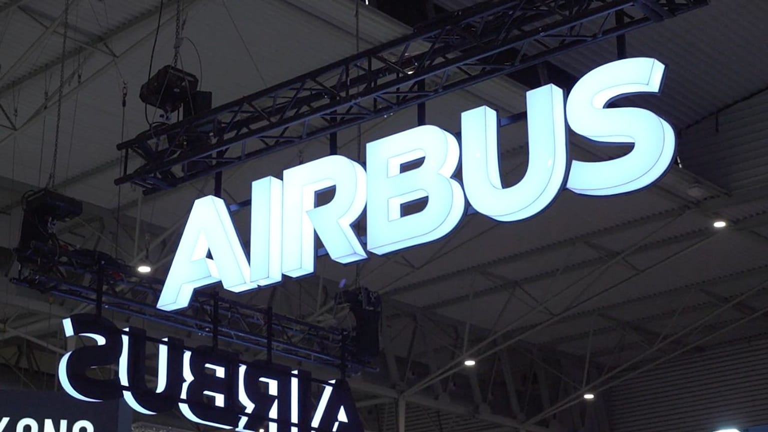 Логотип Airbus на Всемирном мобильном конгрессе 2026 года