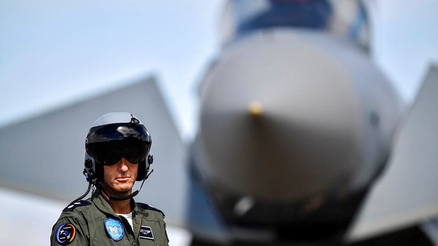  Un piloto israelí frente a un avión Eurofighter en la base aérea de Norrwenich, Alemania, jueves 20 de agosto de 2020.