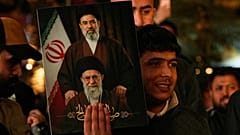 العراقيون يحملون صورة للمرشد الأعلى الإيراني الراحل آية الله علي خامنئي وابنه آية الله مجتبى خامنئي دعمًا لاختياره كـ المرشد الأعلى الجديد لإيران