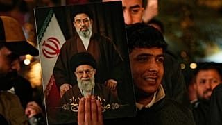 العراقيون يحملون صورة للمرشد الأعلى الإيراني الراحل آية الله علي خامنئي وابنه آية الله مجتبى خامنئي دعمًا لاختياره كـ المرشد الأعلى الجديد لإيران