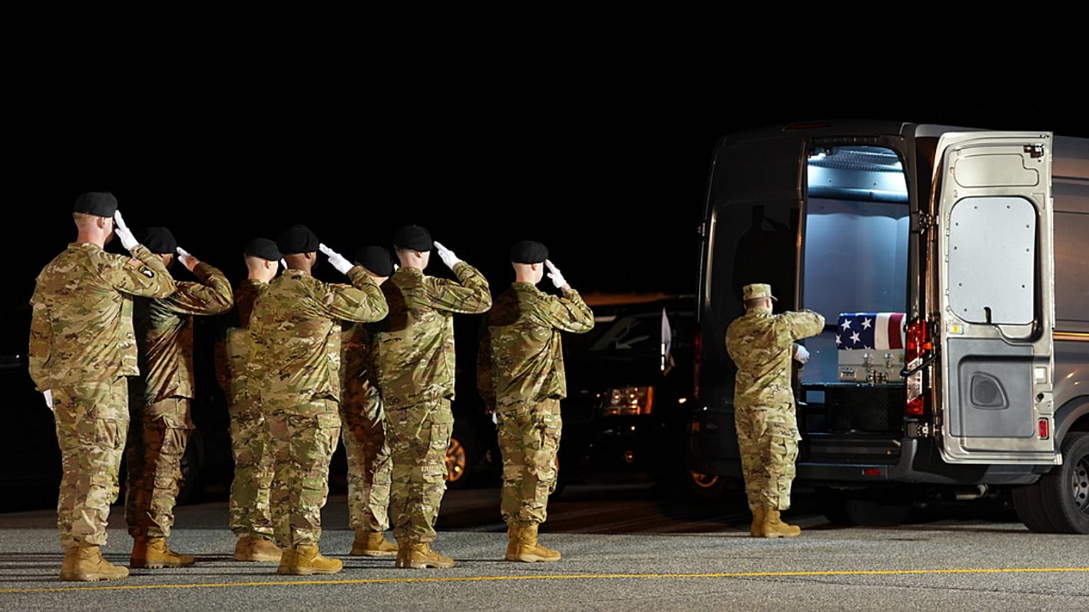 فريق من الجيش الأمريكي يؤدي التحية